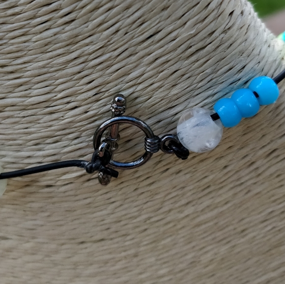 Boho hippie Green owl necklace w/ feathers & beads - Picture 2 of 6